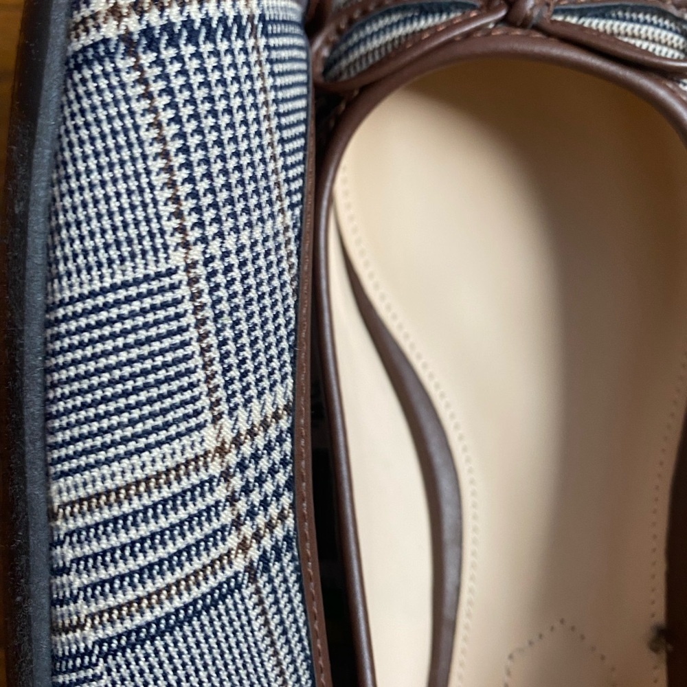 Beautiful Memory Foam flat shoes. Brand: Liz Claiborne. Size: 8 Wide - Picture 6 of 7